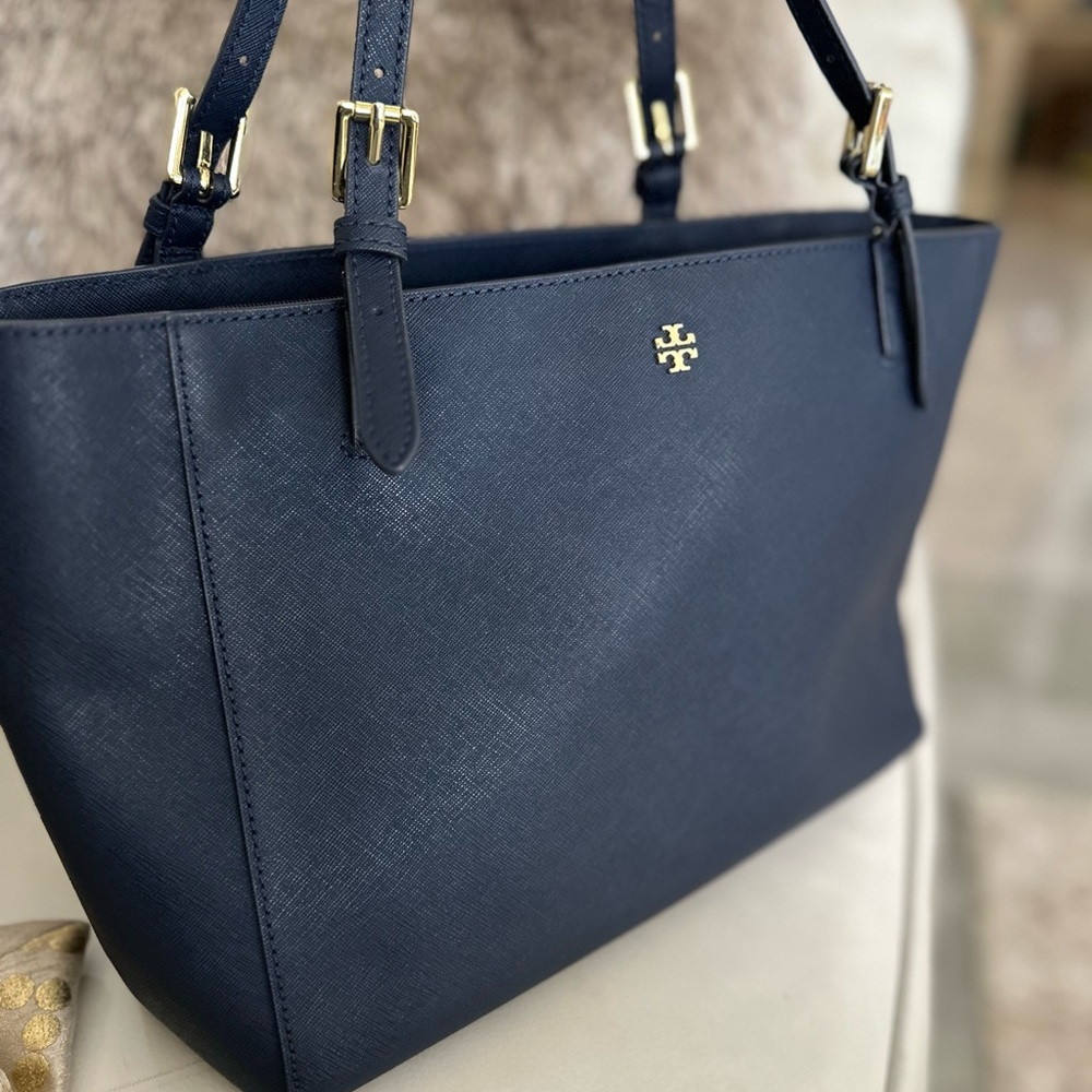 Tory Burch Navy Blue Women's Bag
Navy Saffiano Leather bucket bag